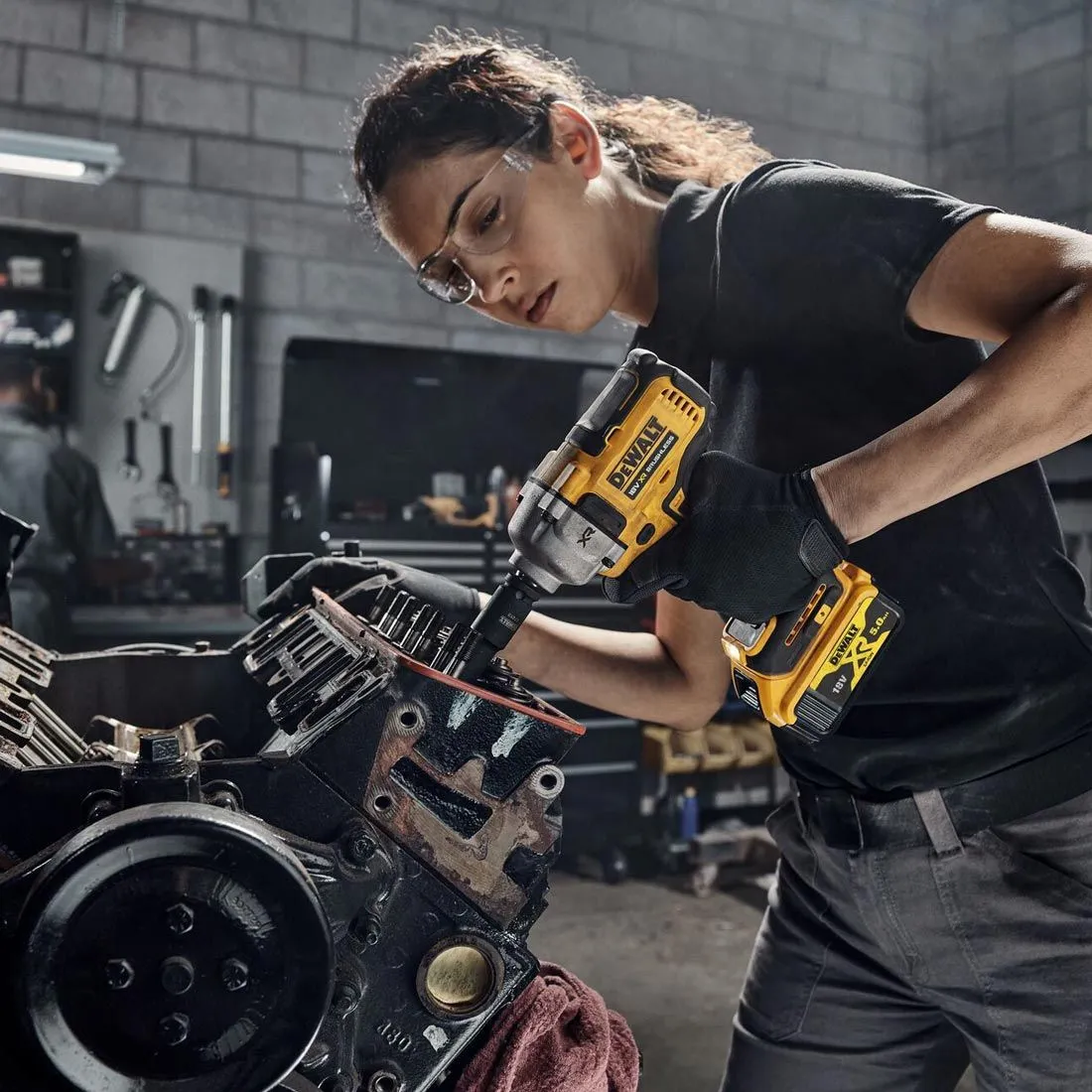 Dewalt DCF892N 18V Brushless 1/2 Compact High Torque Wrench with 1 x 5.0Ah Battery Charger & Bag