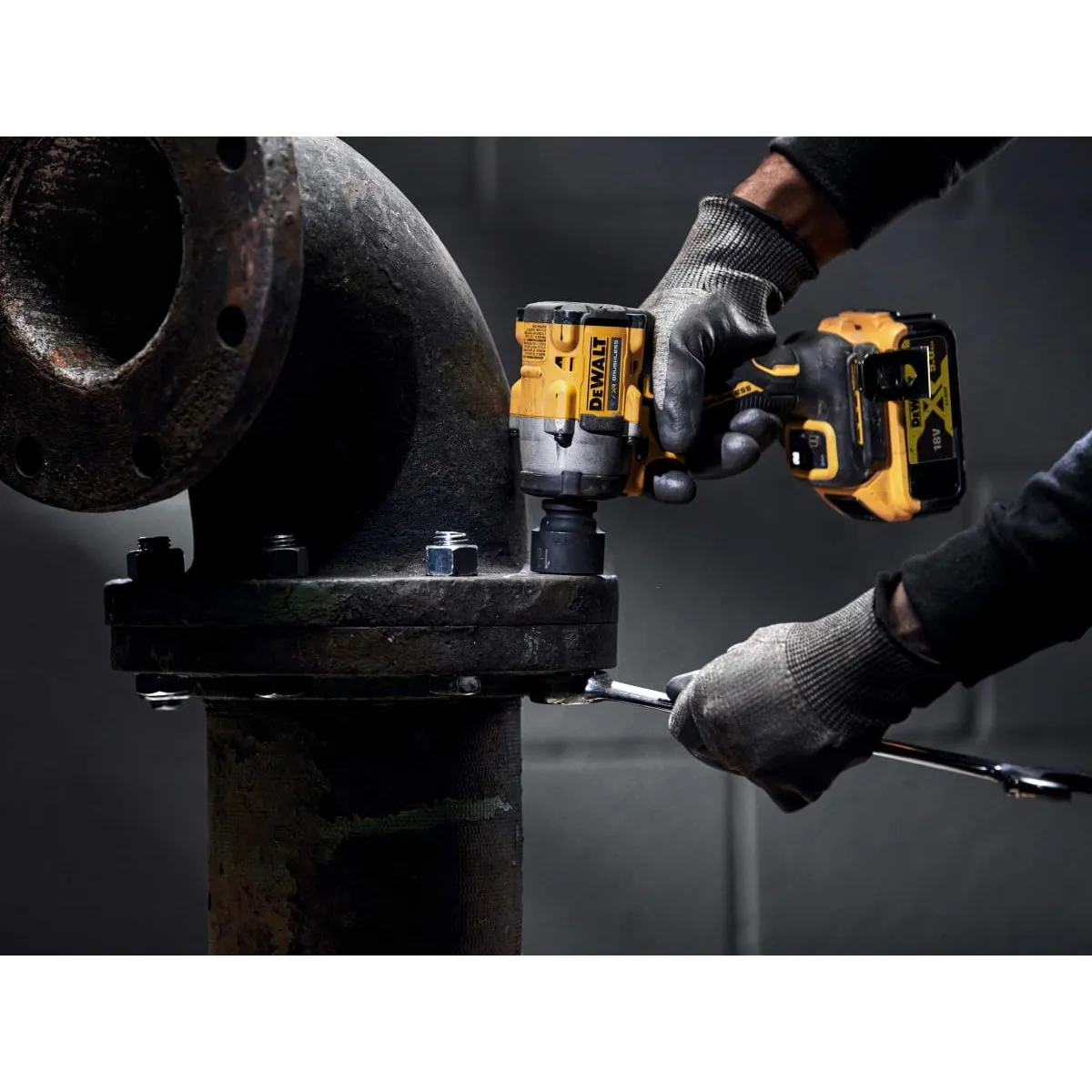 Dewalt DCF922P2T 18V XR Brushless 1/2 Impact Wrench With 2 x 5.0Ah Batteries Charger & Kitbox