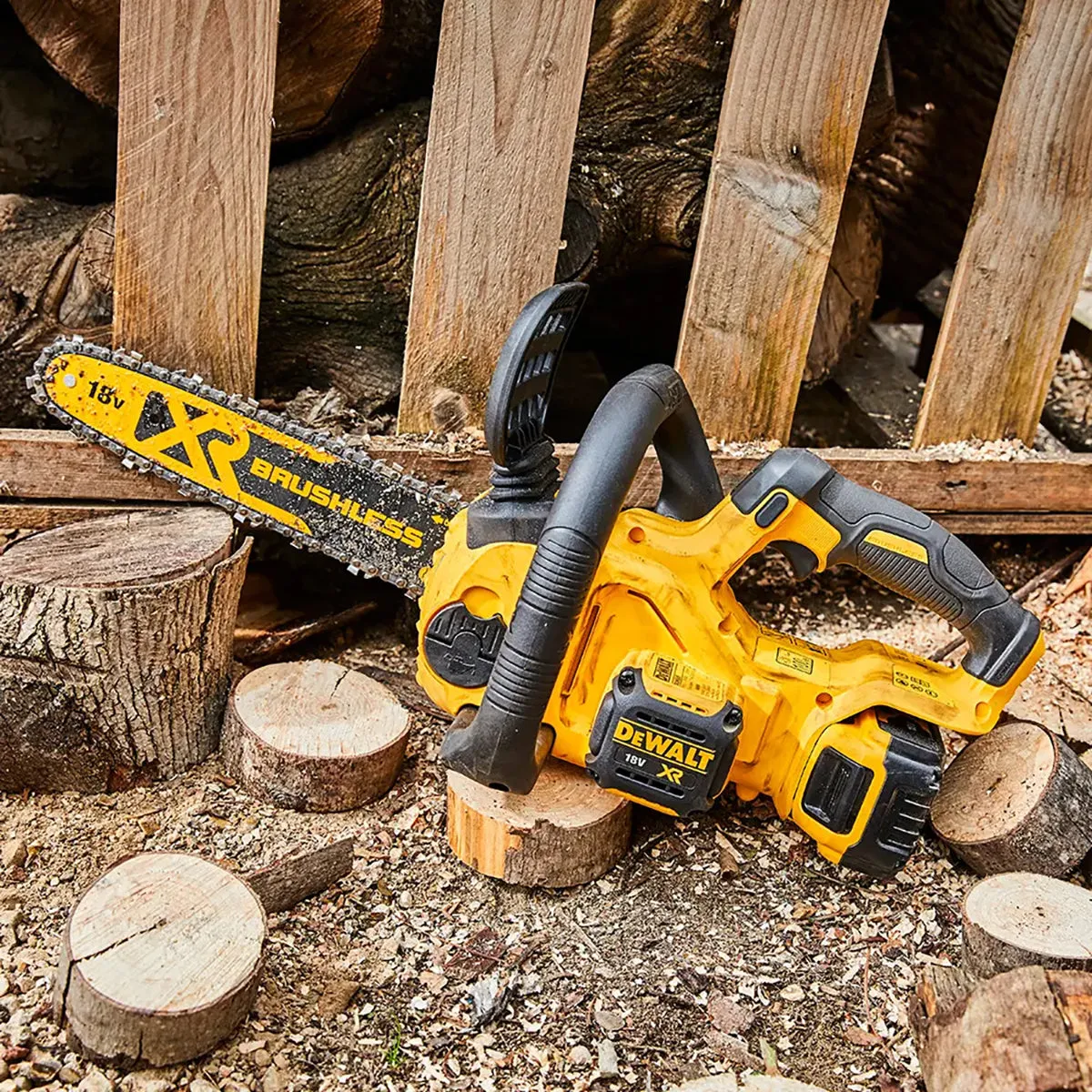 Dewalt DCMCS565N-XJ 18V XR Brushless 30cm Chainsaw with 1 x 5.0Ah Battery & Charger