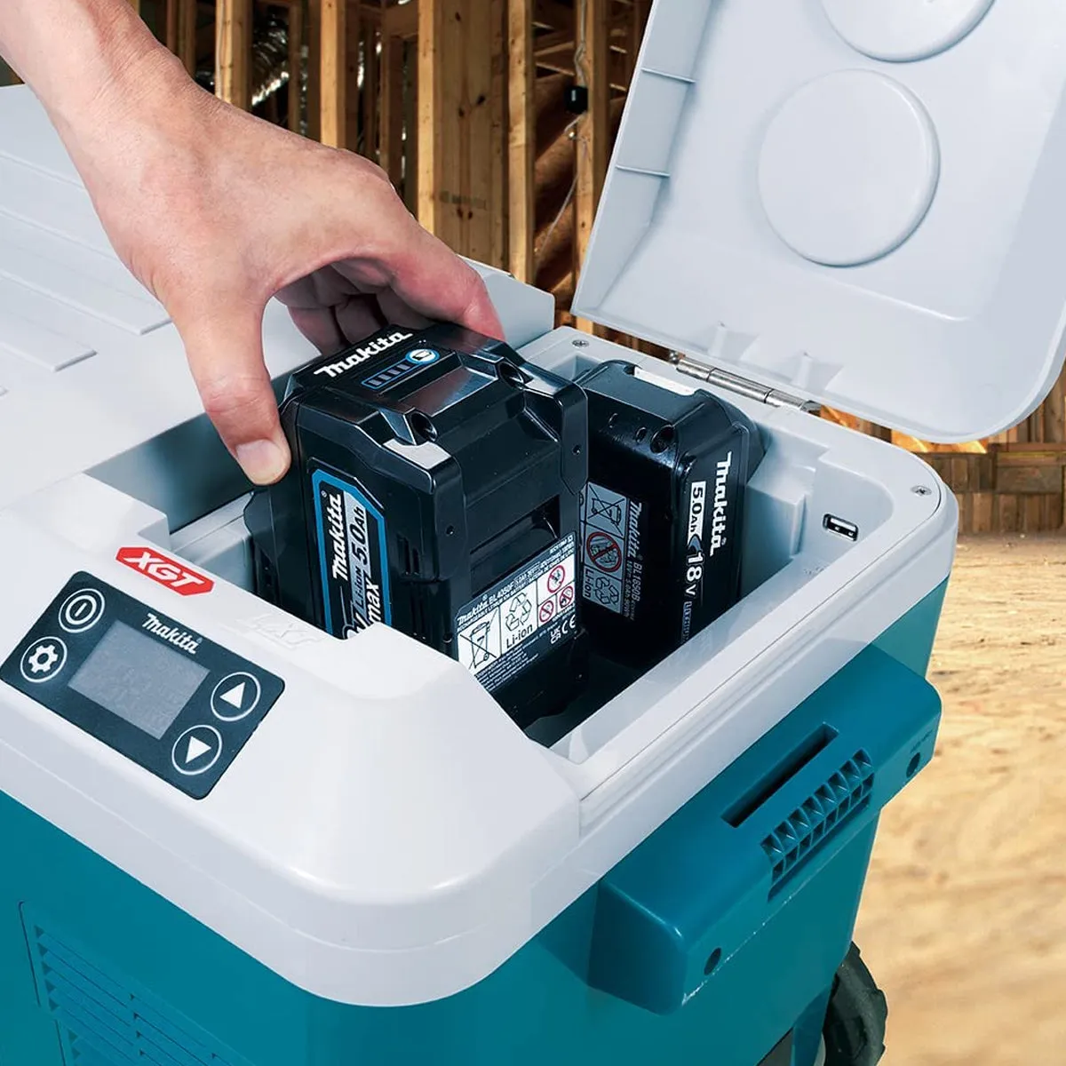 Makita CW001GT101 40V MAX XGT 20L Cooler Warmer Box With 1 x 5.0Ah Battery & Charger