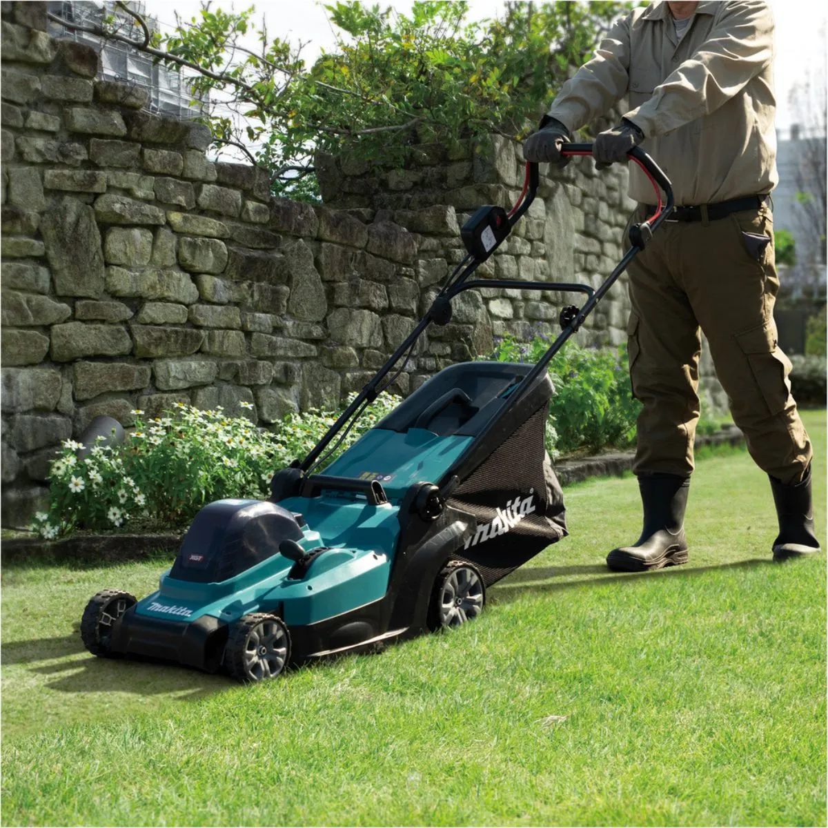 Makita LM004GZ XGT 40Vmax XGT Brushless 430mm (17) Lawn Mower Body Only