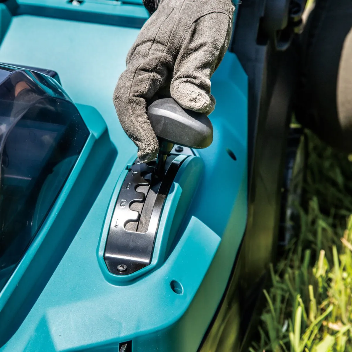 Makita LM004GZ XGT 40Vmax XGT Brushless 430mm (17) Lawn Mower Body Only