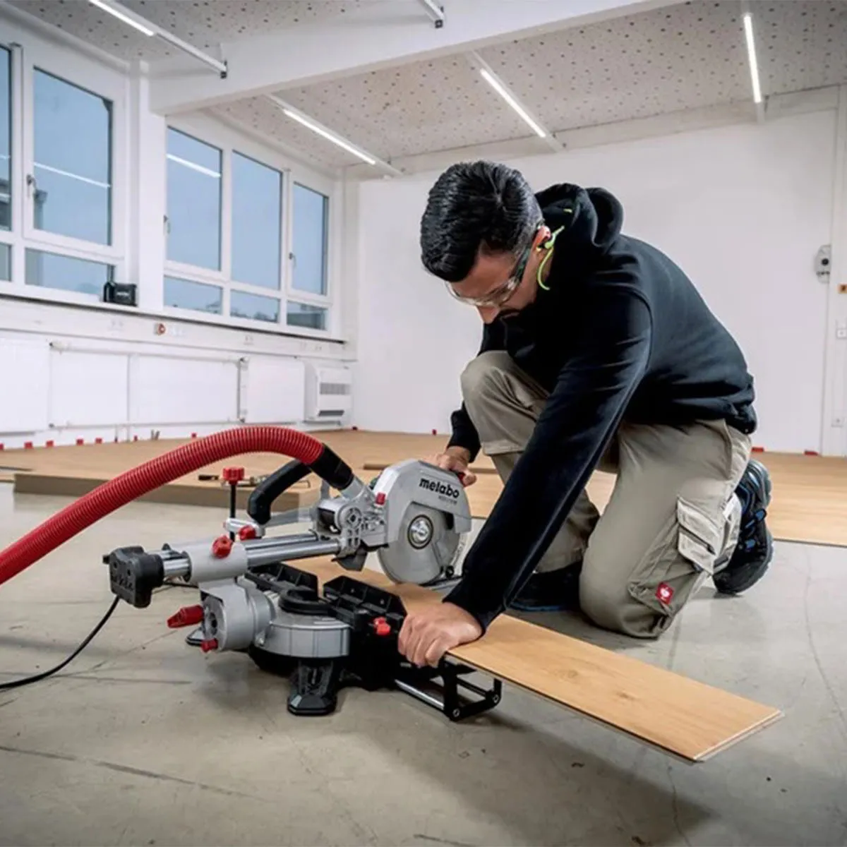 Metabo KGS 216 M 216mm Single Bevel Sliding Mitre Saw with Sliding Function 240V/1500W 613216380