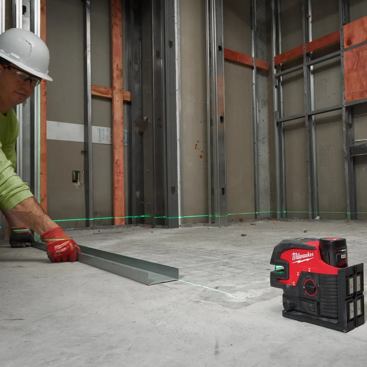 Milwaukee M12CLL4P-301C 12V 4 Points Green Cross Line Laser with 1 x 3.0Ah Battery. Charger & Case 4933479204