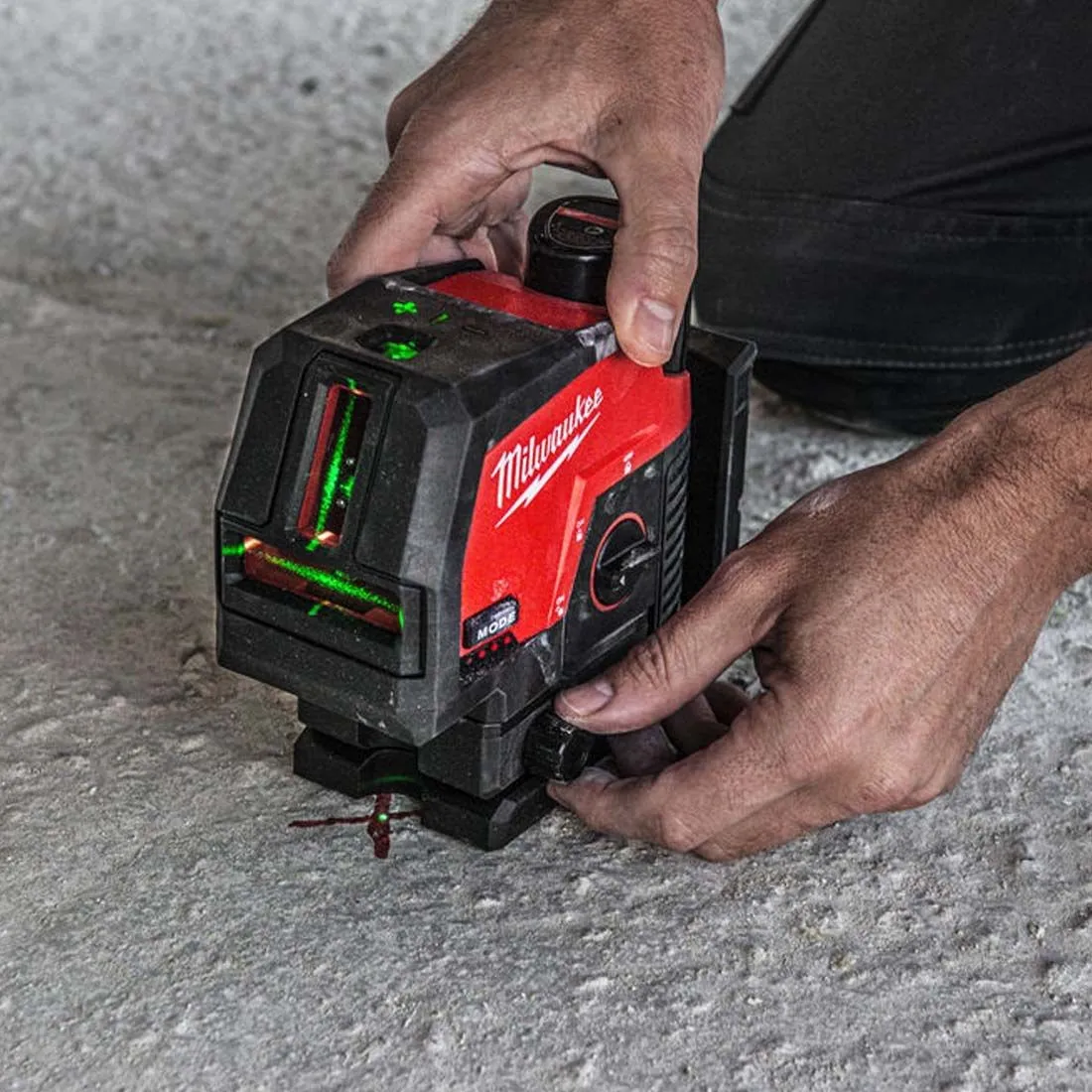 Milwaukee M12CLLP-0 12V Green Cross Line 2 Plane Laser 360 Case with 1 x 2.0Ah Battery & Charger
