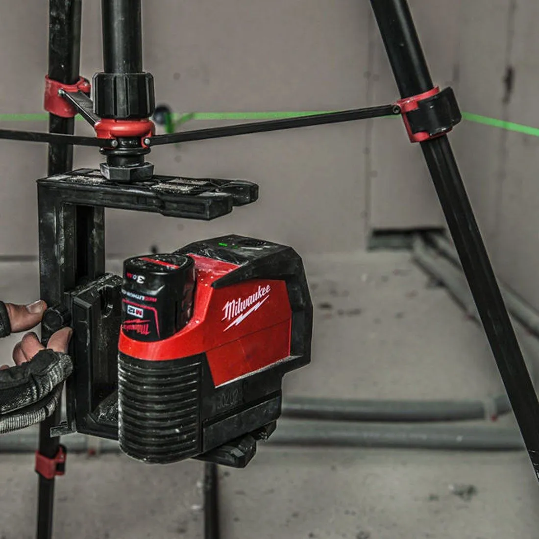 Milwaukee M12CLLP-0 12V Green Cross Line 2 Plane Laser 360 Case with 1 x 2.0Ah Battery & Charger