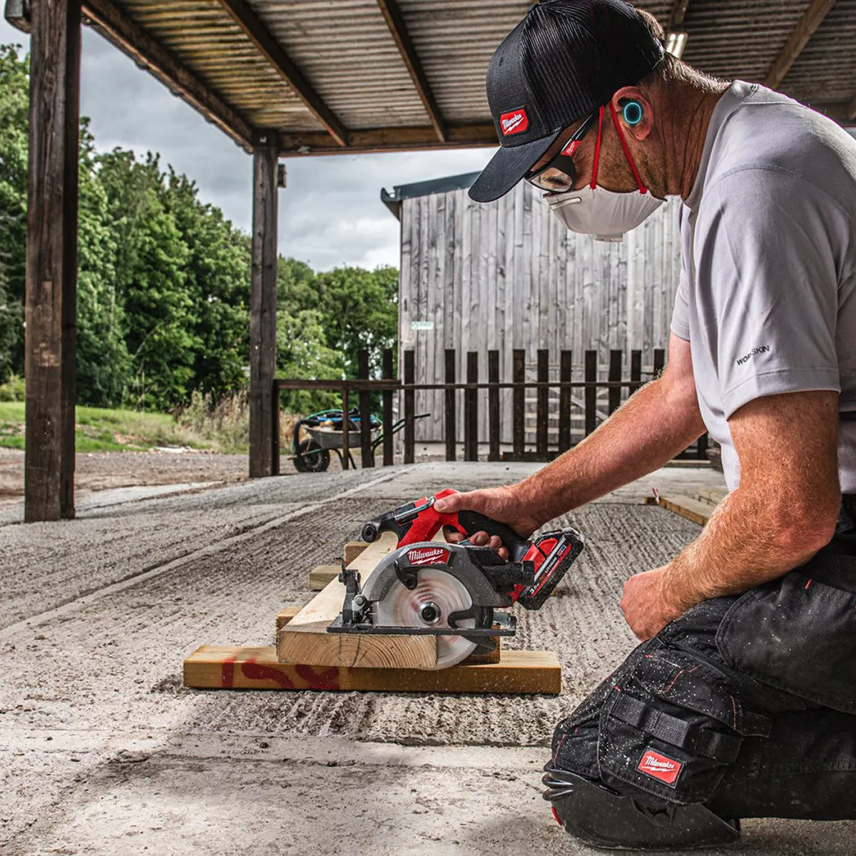 Milwaukee M18FCS552-0 M18 FUEL 18V Brushless 165mm Circular Saw with 1 x 5.5Ah Battery & Charger